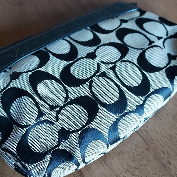 Coach Gallery Signature Tote w/ a Wristlet (RARE) - Picture 6 of 17